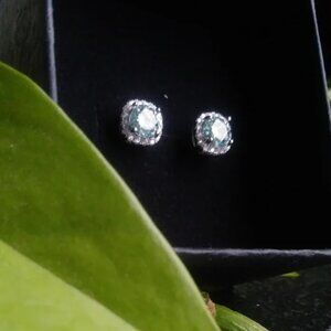 Elegant Silver and Light Blue 1ctw Earring